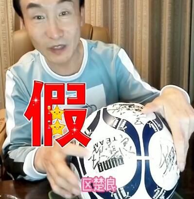 揭开了锅盖，锅里煮着面条，妇人打了三只荷包蛋进去。